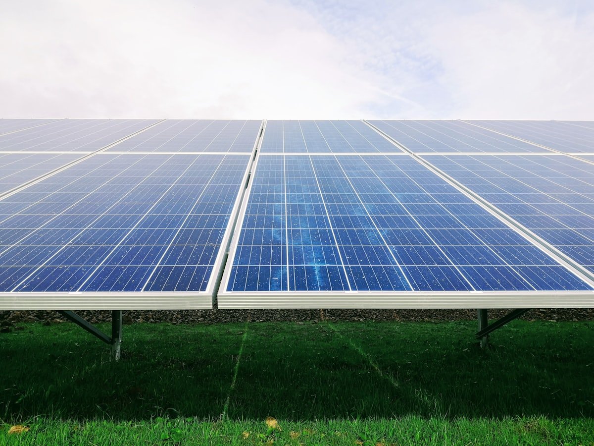 Solarmodule einer Photovoltaik-Freiflächenanlage vor blauem Himmel
